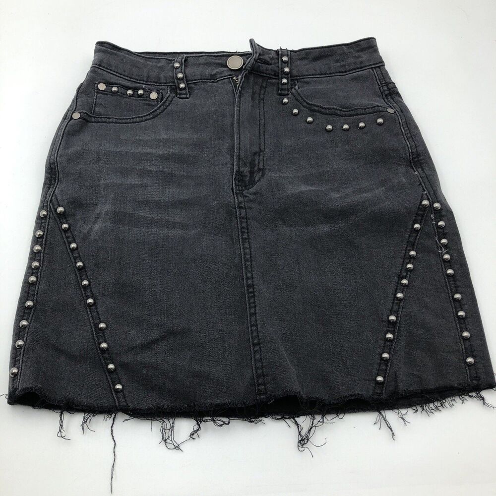 FOREVER 21 WOMEN'S SILVER STUDDED BLACK SKIRT SIZE STRETCHY SMALL